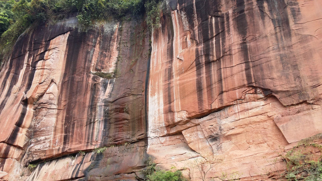 奇岩怪石,是巨厚红色砂,砾岩层中沿垂直节理发育的各种丹霞奇峰的总称