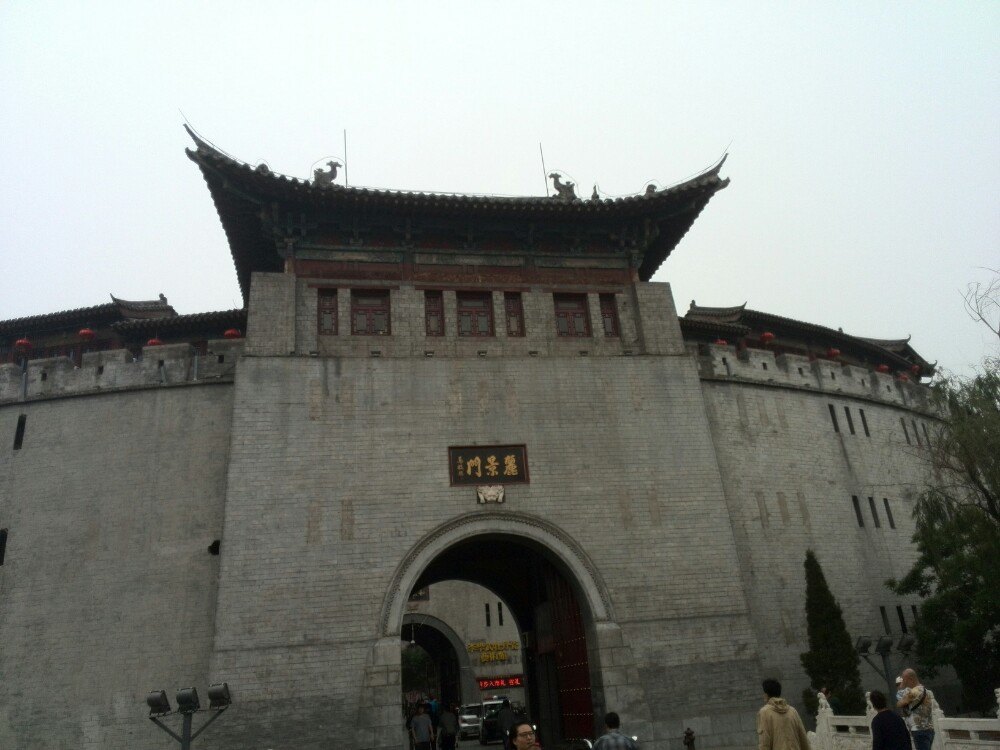 很棒,位于洛阳的老城区,是古洛阳城的西门,现在已成为旅游,小吃一条街