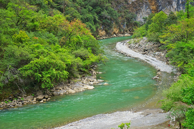 走在栈道上,身下就是清澈碧绿的湖泊,两旁是气壮雄浑的高山峡谷.