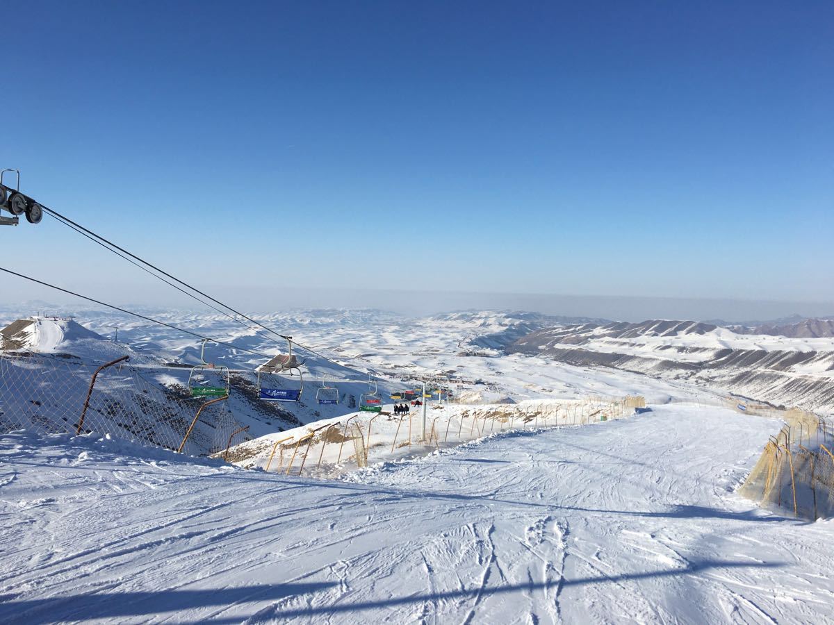 2022雪莲山滑雪场游玩攻略,滑雪场给人神清气爽的感觉