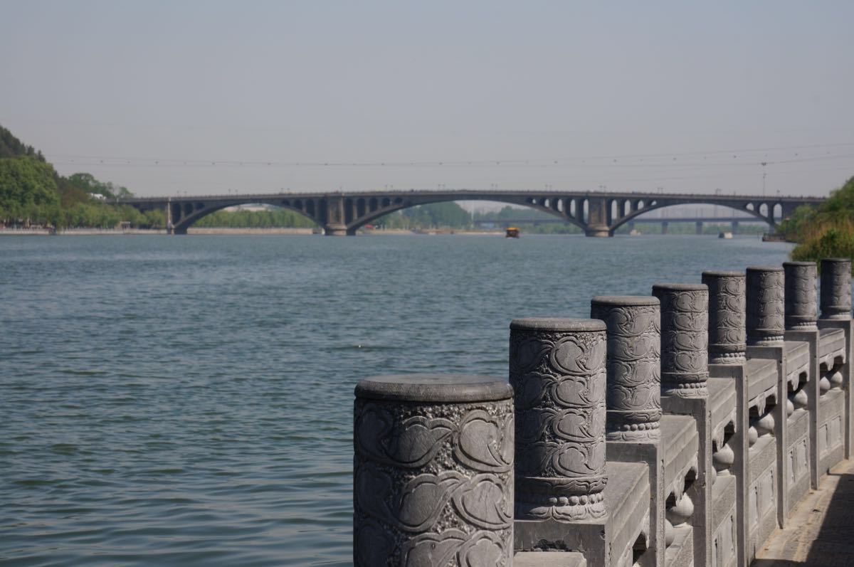 龙门景区就是从龙门大桥西侧,沿伊河西岸向南,过景区桥,再走伊河东岸