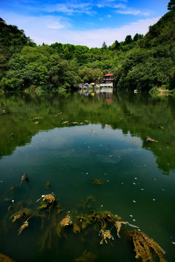 历史名人隐士文化为辅的风景名胜区,距贵阳市中心24公里,距花溪13公里