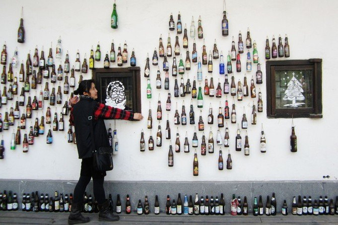 看到酒瓶墙,我要摆pose,呵呵!有点傻傻的