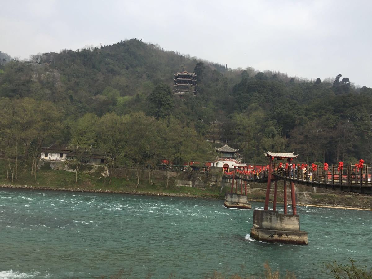 出游                                  都江堰还是值得一去的景点