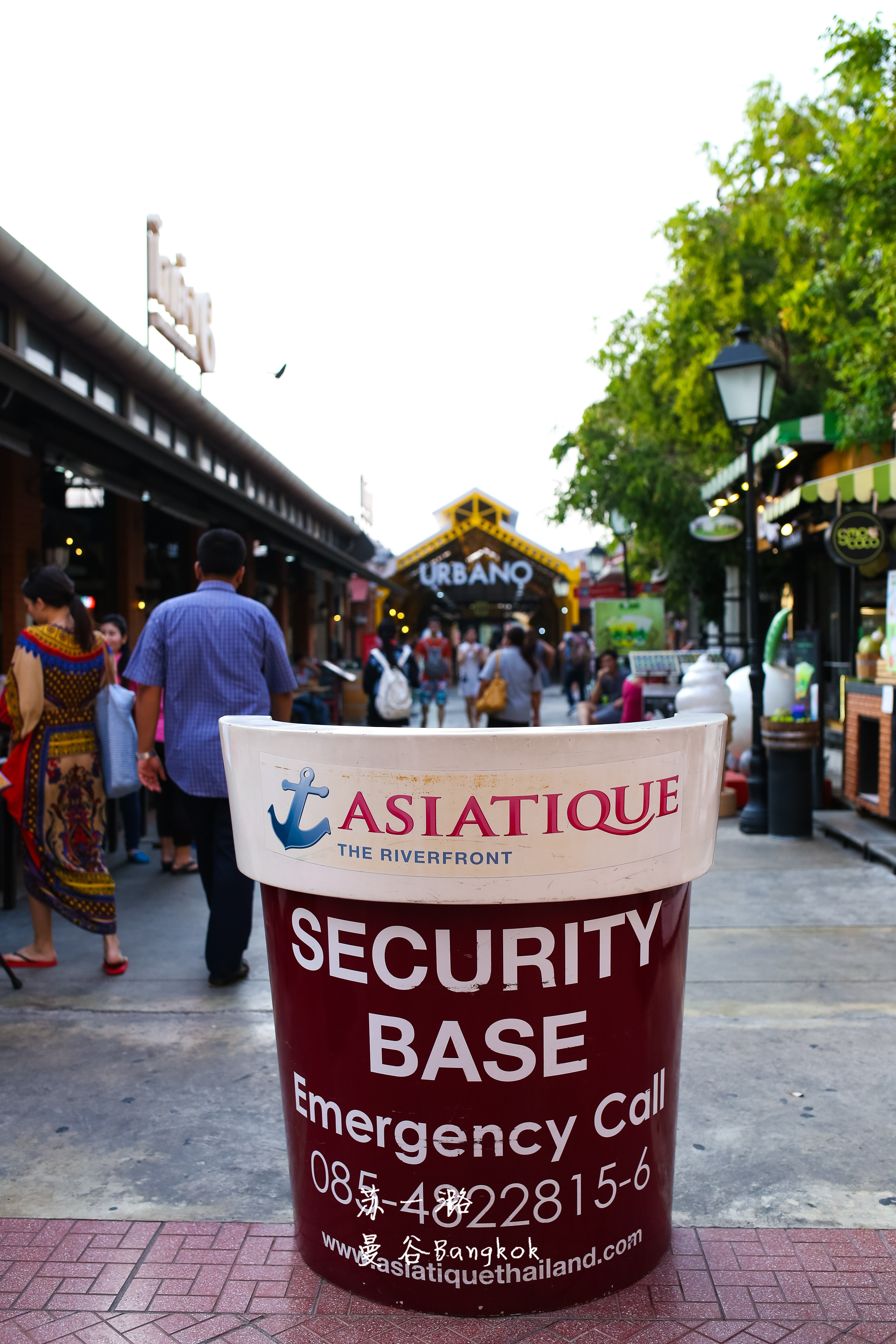 Asiatique The Riverfront码头夜市有很多餐厅,小商品店,还有可以观看泰拳表演的场馆。这里靠近海边,一般装修好一些的餐厅都比较贵,人均300人民币的也有。当然也可以在夜市大排档吃饭,人均大约50人民币。夜市上小商品店值得一逛,价格不贵。我们在市区买的小礼品100泰铢,这里只需要60泰铢。有的店里还可以砍价。比如夜市常见的泰国柔软长裤,一般150泰铢一条,砍价后135泰铢也可以哦。想给亲朋好友带小礼物的可以在这里购买哦,很划算的。想看泰拳表演的也可以现场购票,普通席位