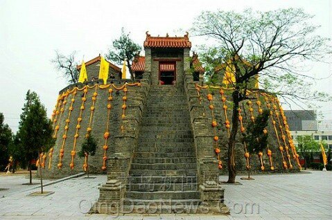 建筑很有特色,拜香求愿门庭若市