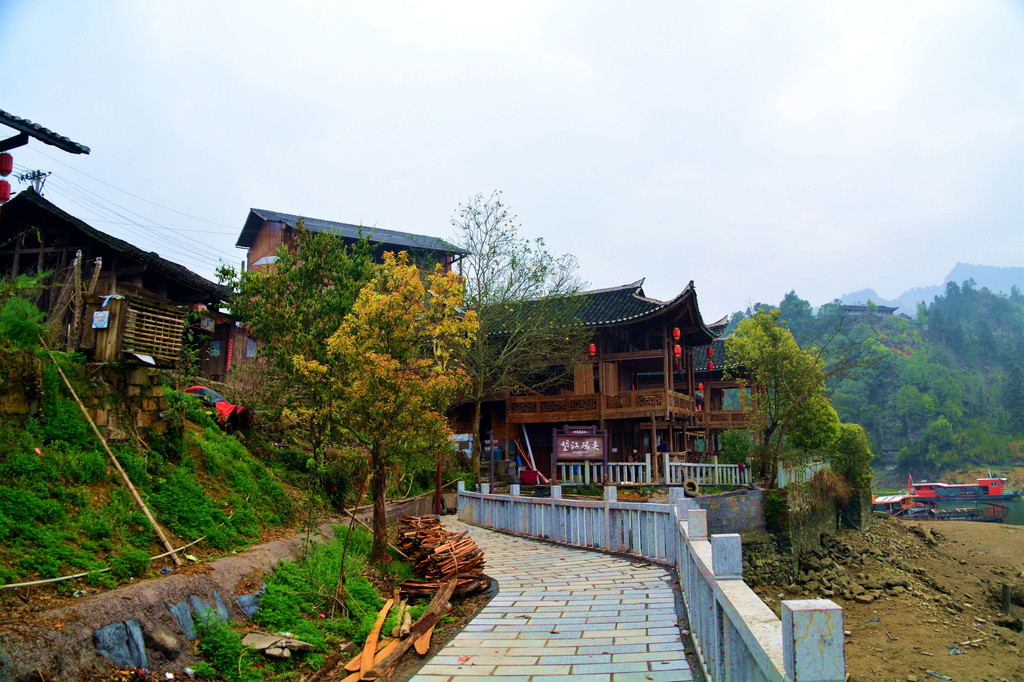 夏宁葆在武陵山深处的---河湾山寨旅游.