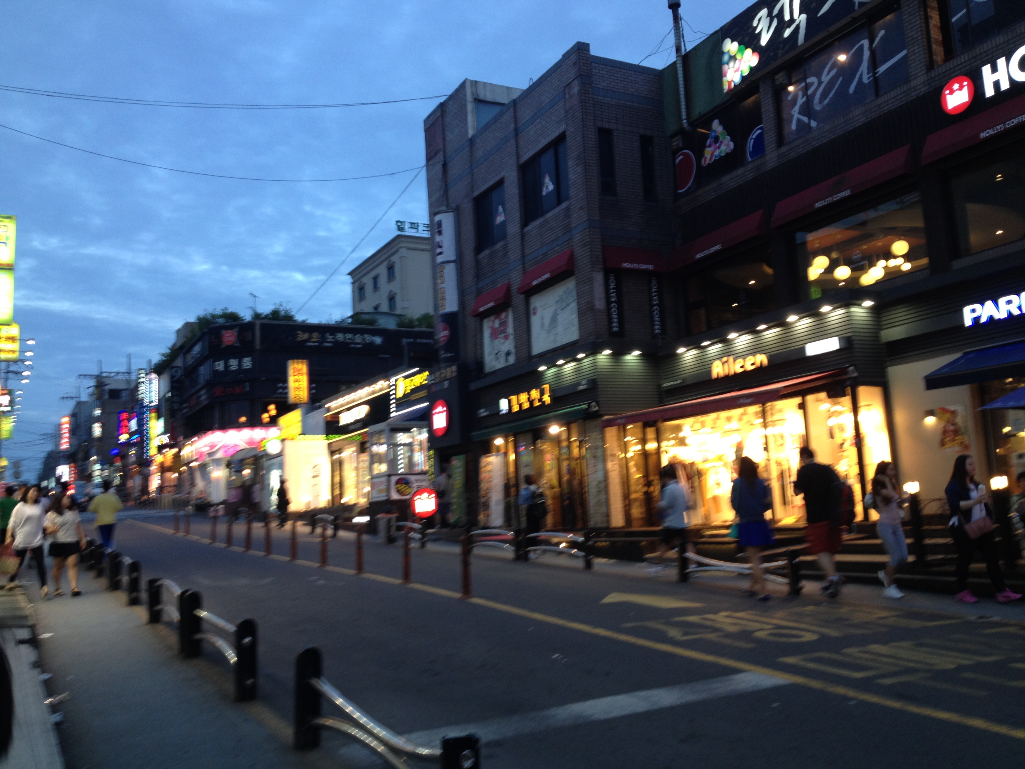 一个街区一个街区组成了这样子的街道,坡状的道路是韩国特色~路边小店