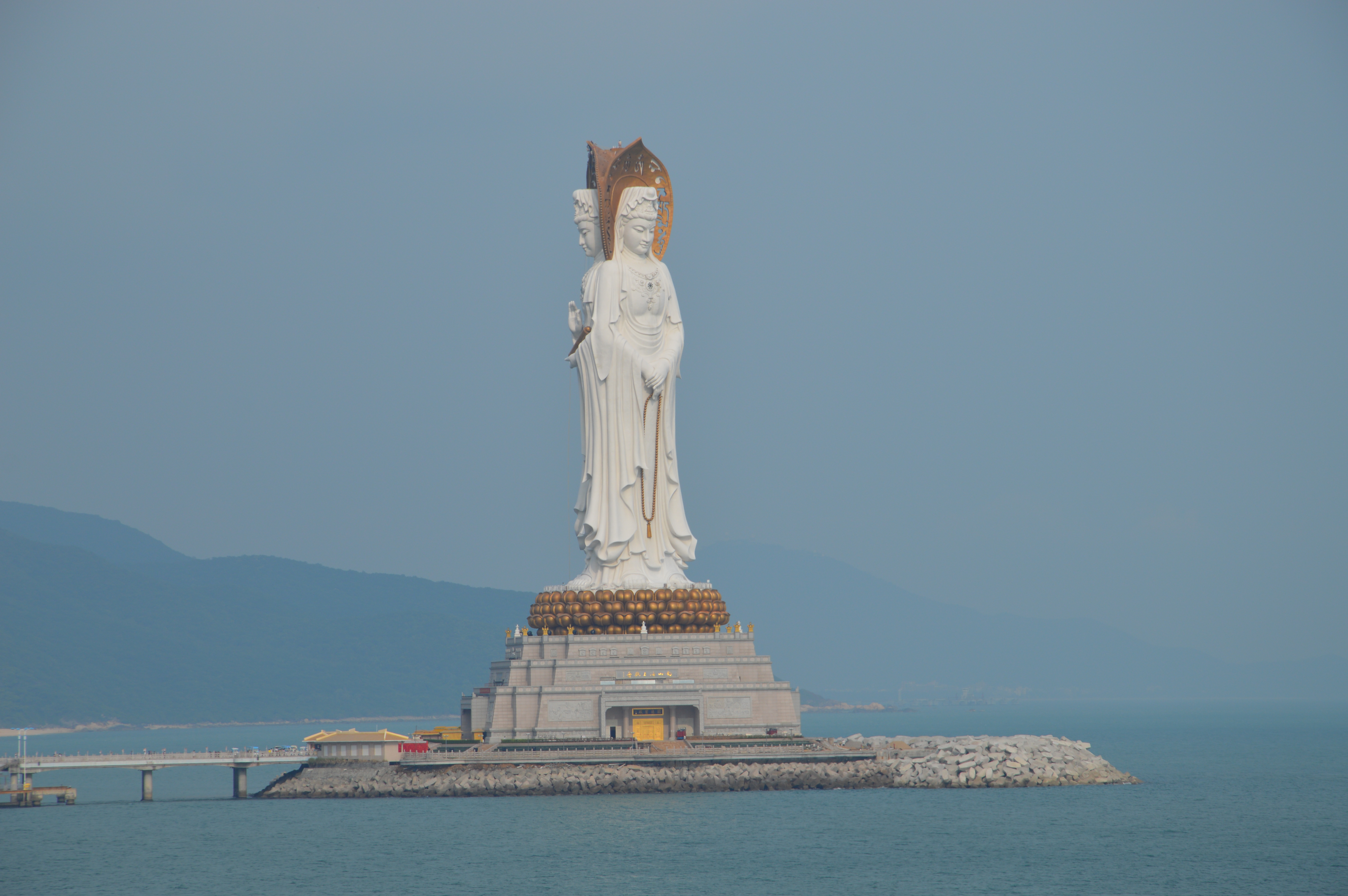 108米高的海上观音像