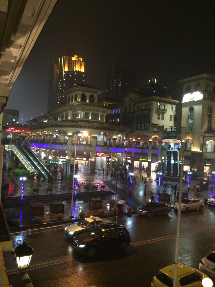 520,武汉世界城光谷步行街,别人来秀恩爱,我来看风景