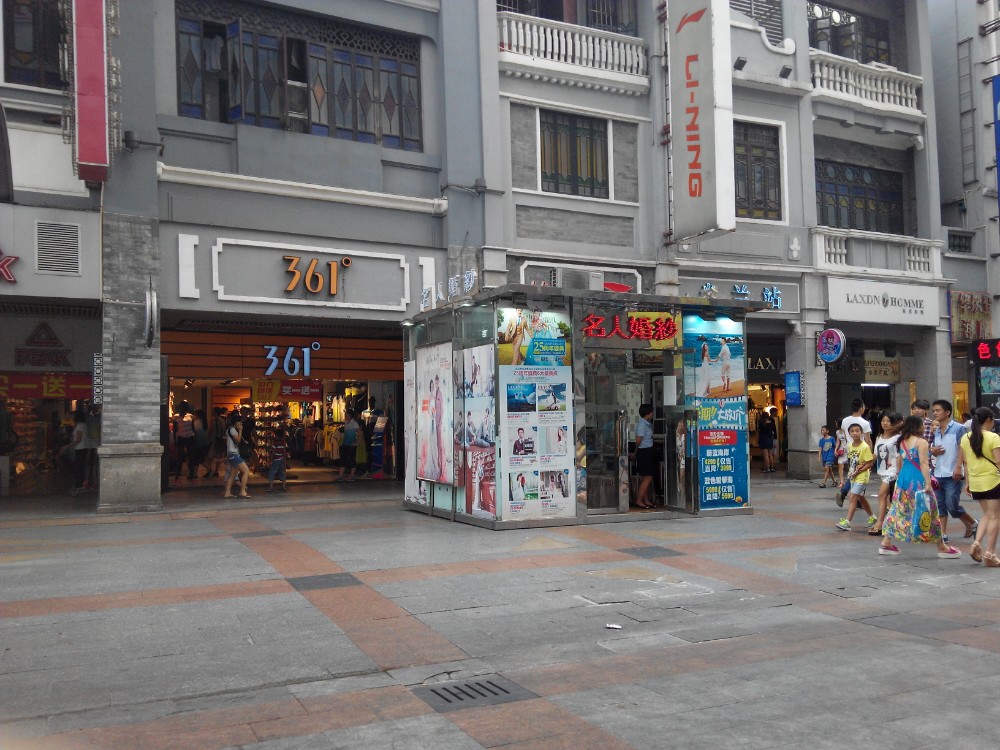去過很多步行街,廣州上下九是最好的一個,不論是建筑、店鋪,都極具廣東嶺南風格,例如兩旁眾多的廣州騎樓、本地老字號廣州酒家、陶陶居、蓮香樓等,也有順德那邊的南信雙皮奶等等,至于其他店鋪全都是平民式消費,不論你是富人還是平民,都能享受上下九的購物樂趣,完全讓你感受老廣州的特色,比起其他大城市那些所謂步行街,其實只是在兩旁建高檔商場賣外國大名牌,毫無特色可言,相比之下廣州實在完勝。這里算是廣州必須要來的一個景點,來的時候覺得跟一般的步行街沒有什么太大的區別。不過往回走的時候開始有一點認識到了騎樓是什么樣子的,這