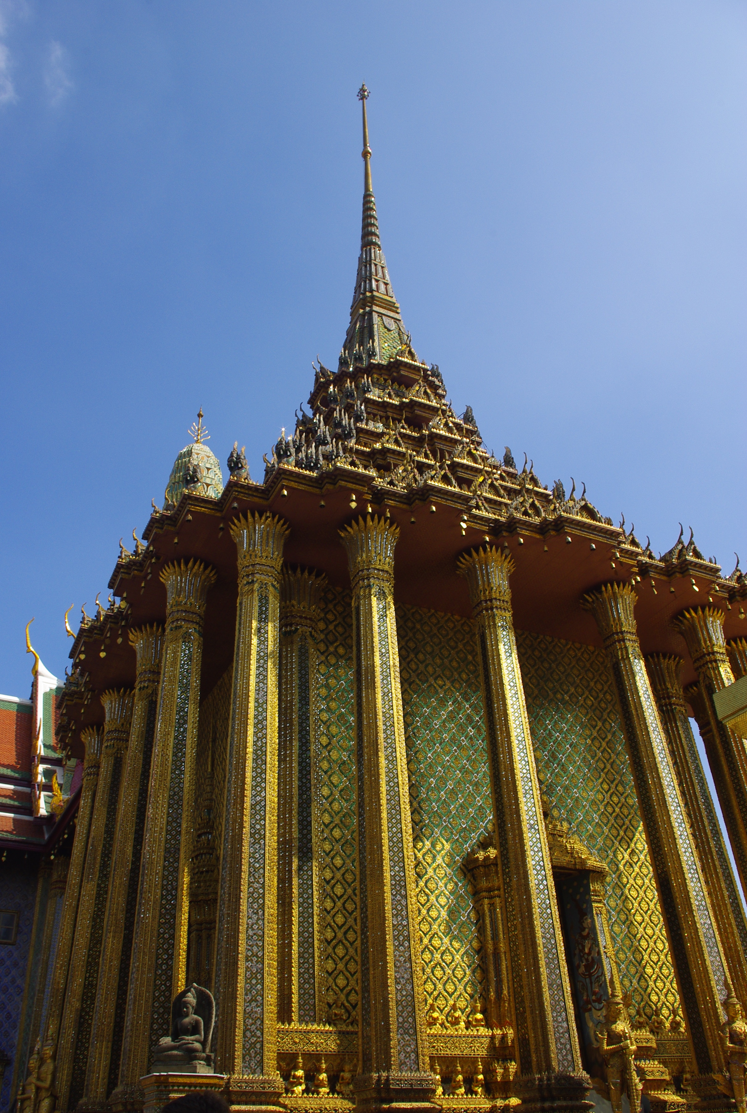 玉佛寺是泰国佛教最神圣的地方,是查库里王朝的守护寺和护国寺,建于