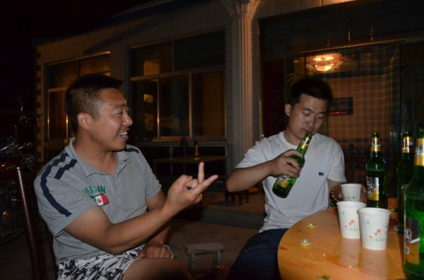 出发前我们从来没想过我们会和几个大男人睡一个大房间,在凌晨陌生的