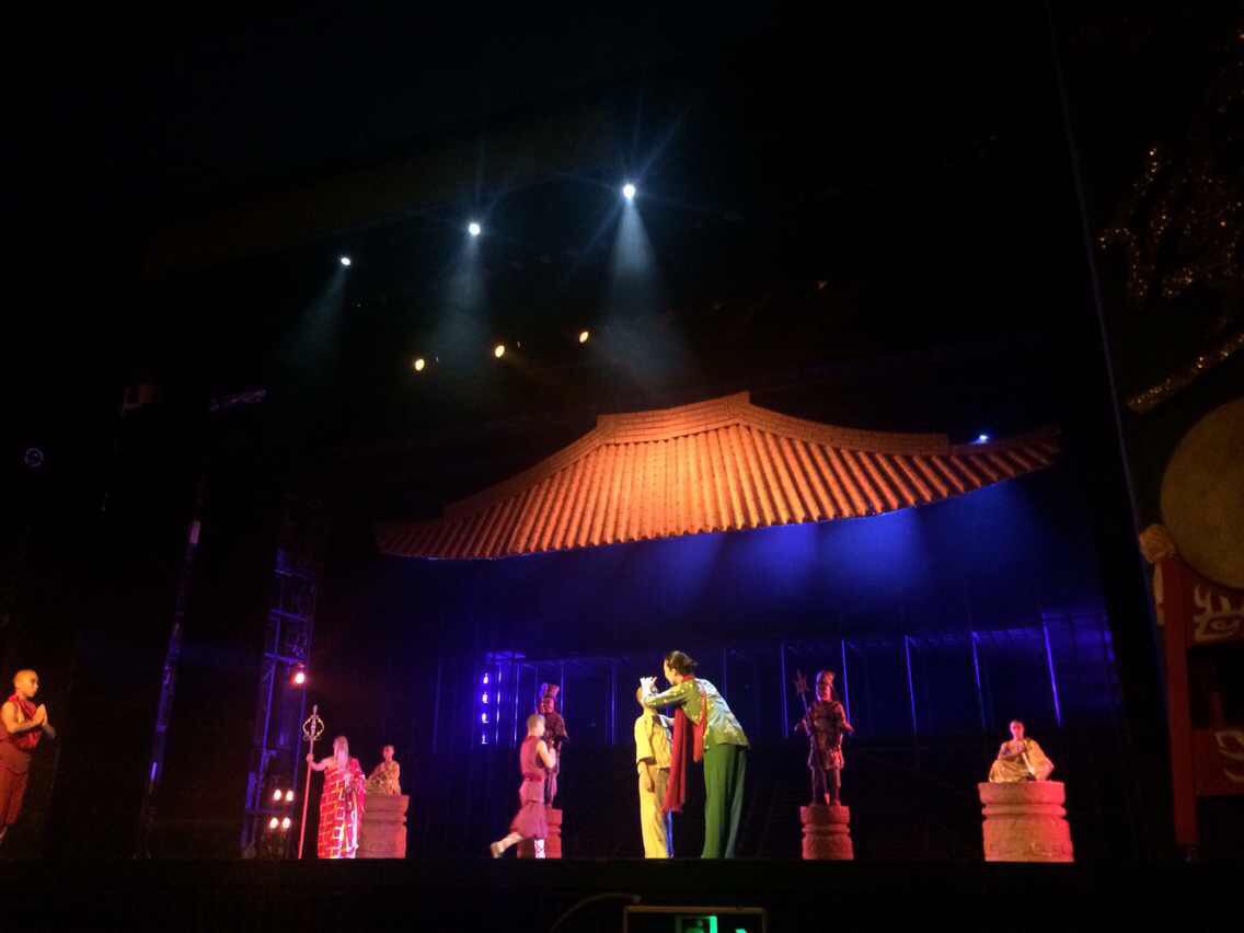 剧场外观很特别是红色的;上演的《功夫传奇》展现了中华武功的精髓