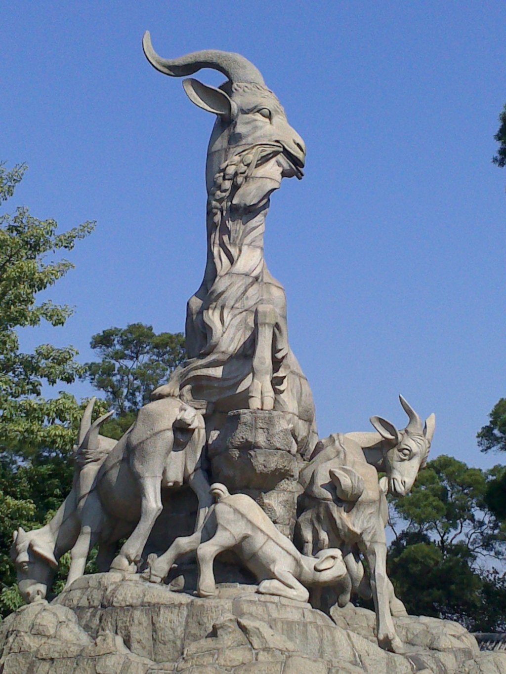 广州的标志 五羊雕像 所以广州叫羊城 还特意买了份羊城晚报回来