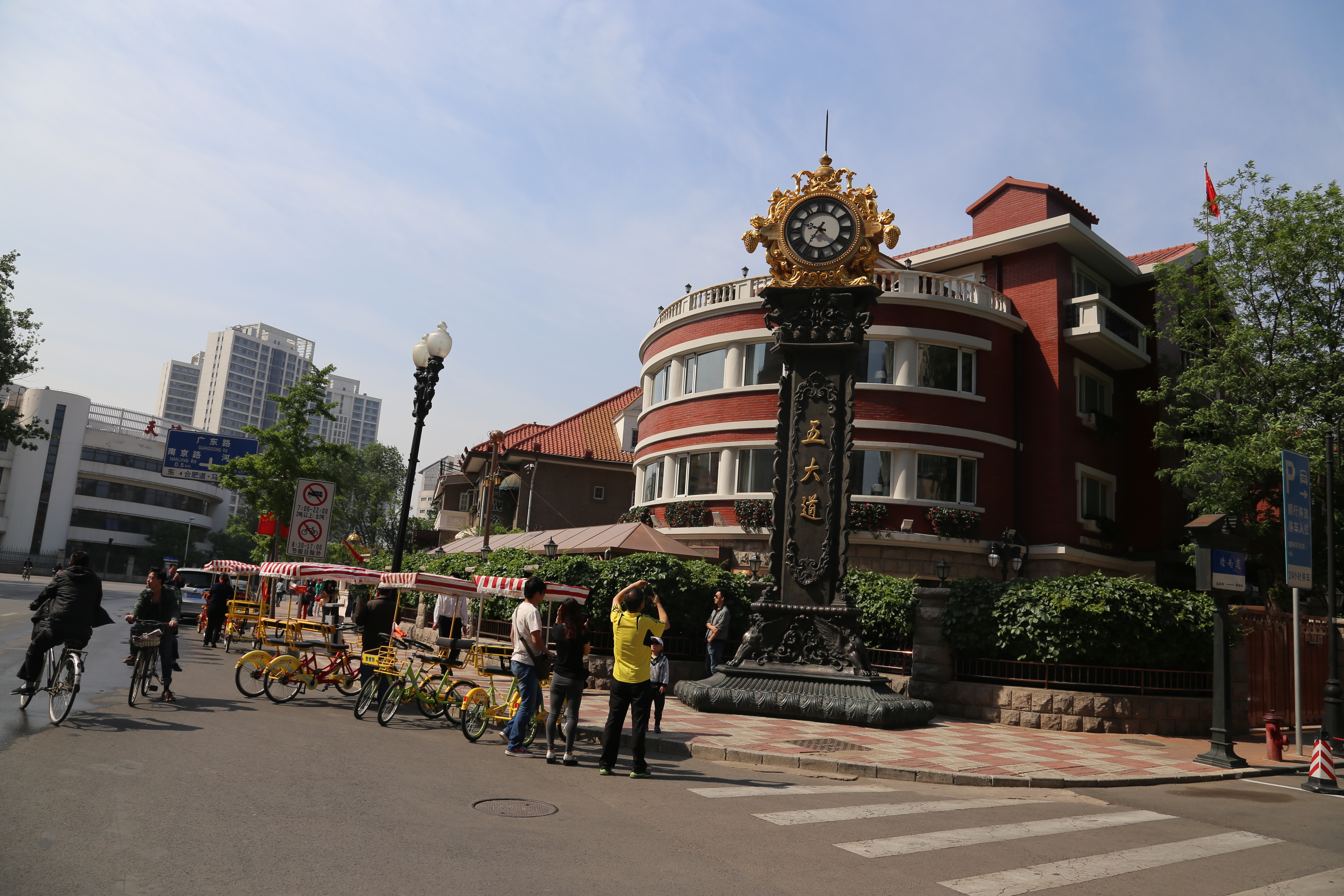 这是立于重庆道,马场道路口的五大道标识