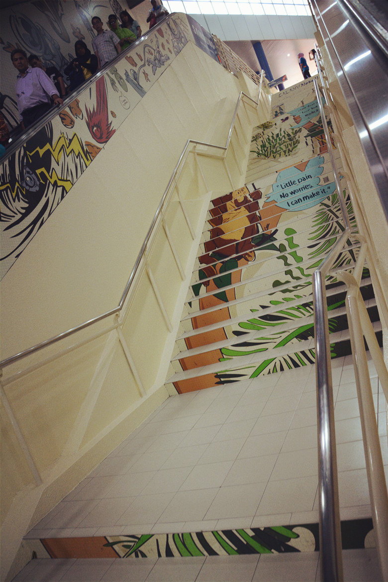 这是地铁楼梯上的三星的广告绘画.很有创意吧.