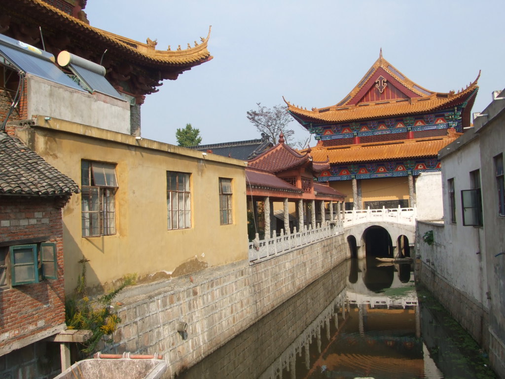 唐肃宗,干元三年(760,有一高僧率俩弟子来游武安寺,遂栖止于寺,并