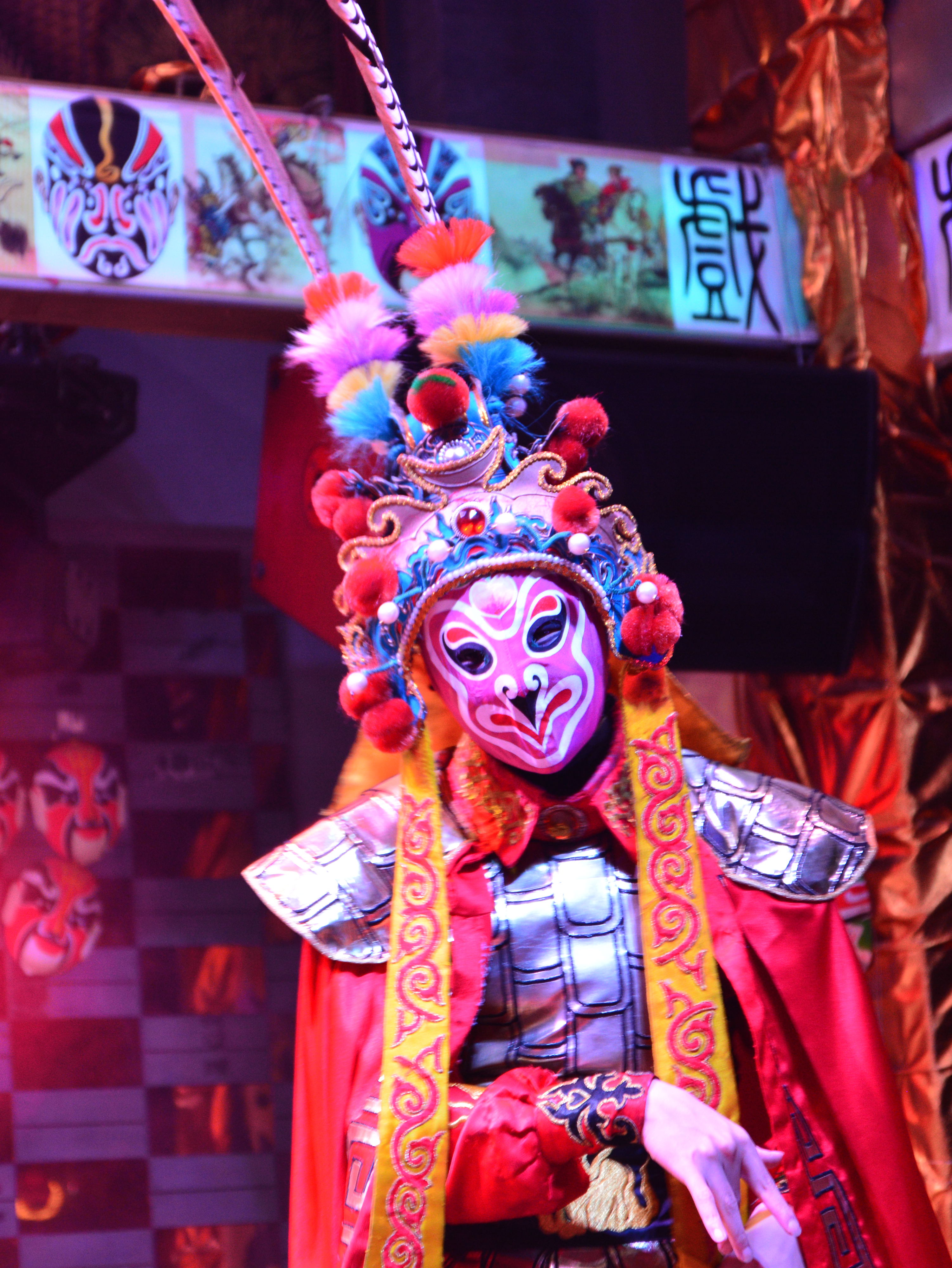 川剧演员在演出前,要在面部用不同色彩绘成各种图案,以展示人物的身份