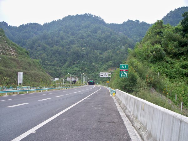 条件最差),起程赶往榕江,出三都走g321国道,不久转g76高速驶向榕江,这