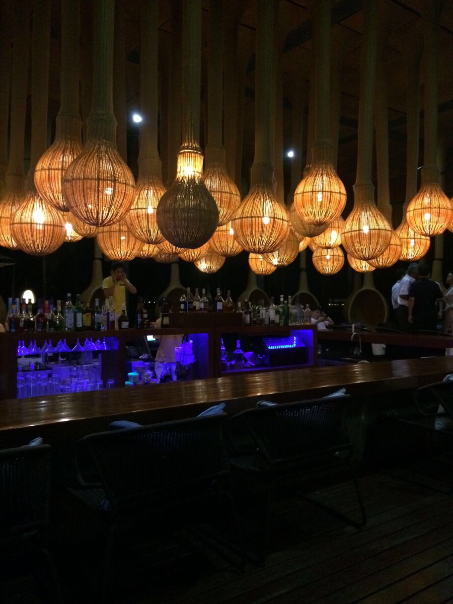                  晚上酒店酒吧喝