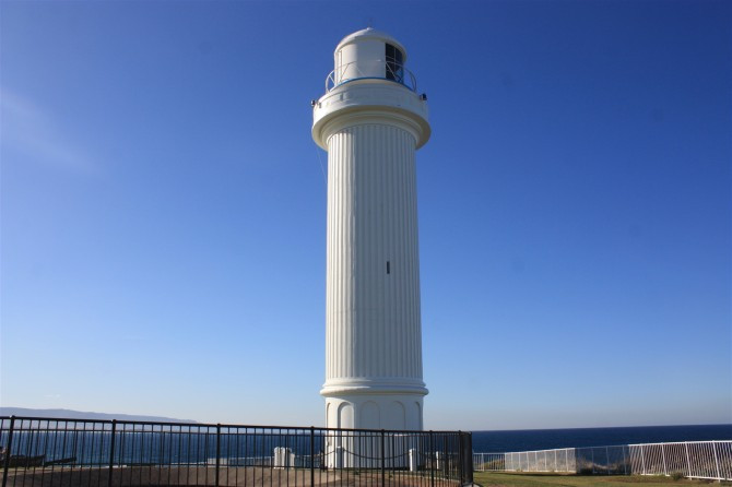 卧龙岗岬东端耸立着wollongong head lighthouse卧龙岗海港灯塔.