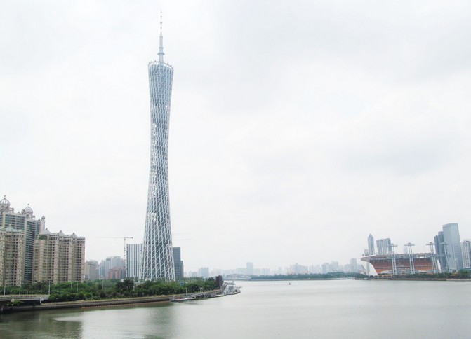广州塔是广州地标,包括发射天线在内,塔高达600米,为国内第一高塔。所以可以自上而下俯瞰广州美景。其头尾相当,腰身玲珑细长,又有小蛮腰的俗称。这里晚上会亮灯,即使不游塔,也可来此拍摄外观,用以留念。 广州塔从下到上,分为A-E一共5个功能区,塔基部分也就是A区为介绍广州历史、文化、经济和旅游景点等展示功能,并设置旅游服务配套设施。