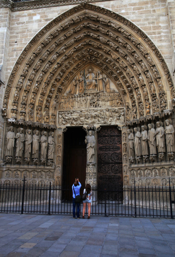 巴黎圣母院的正门,雕刻的题材是"最后的审判".