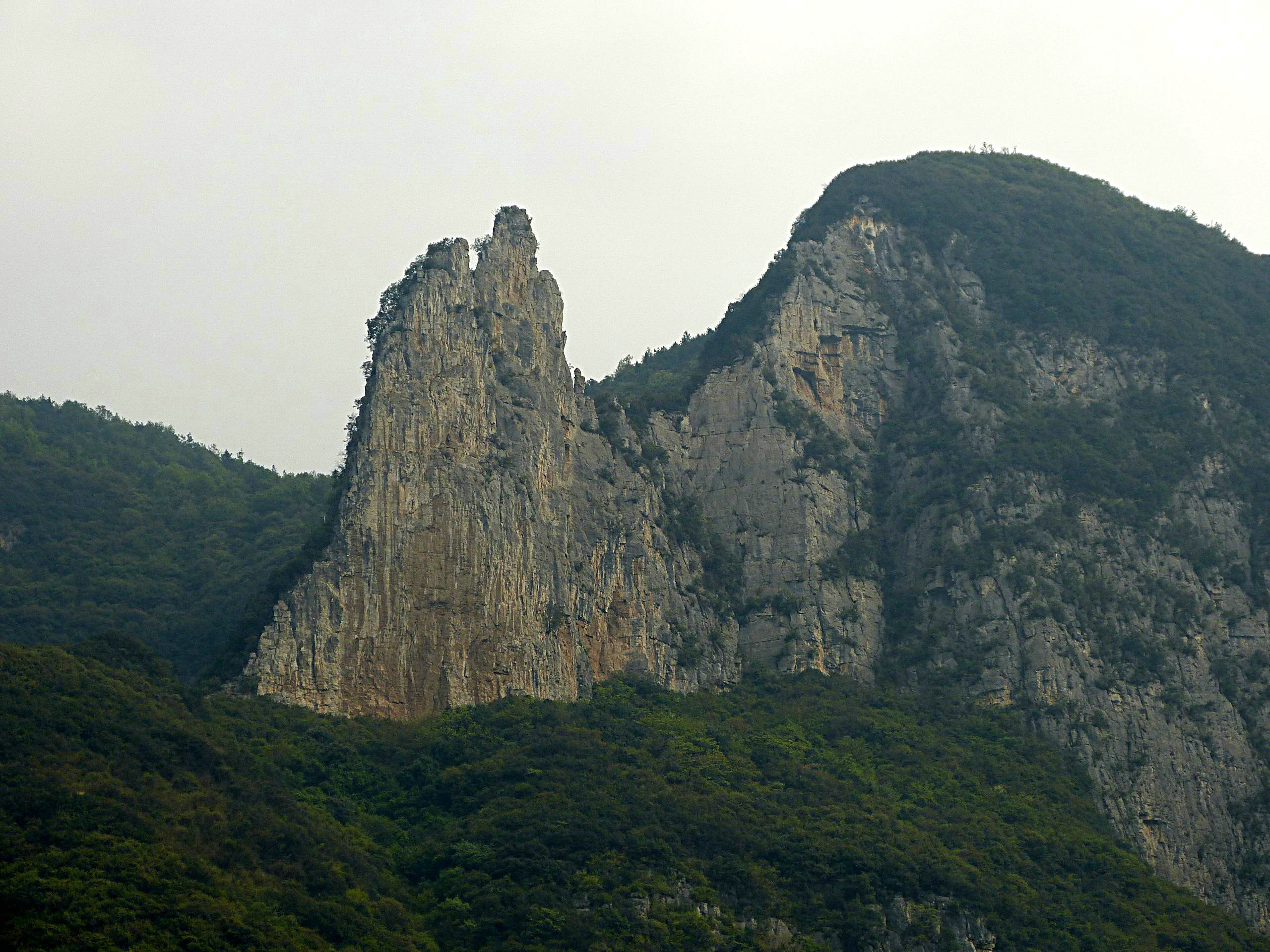 这是巫山神女峰的近景.