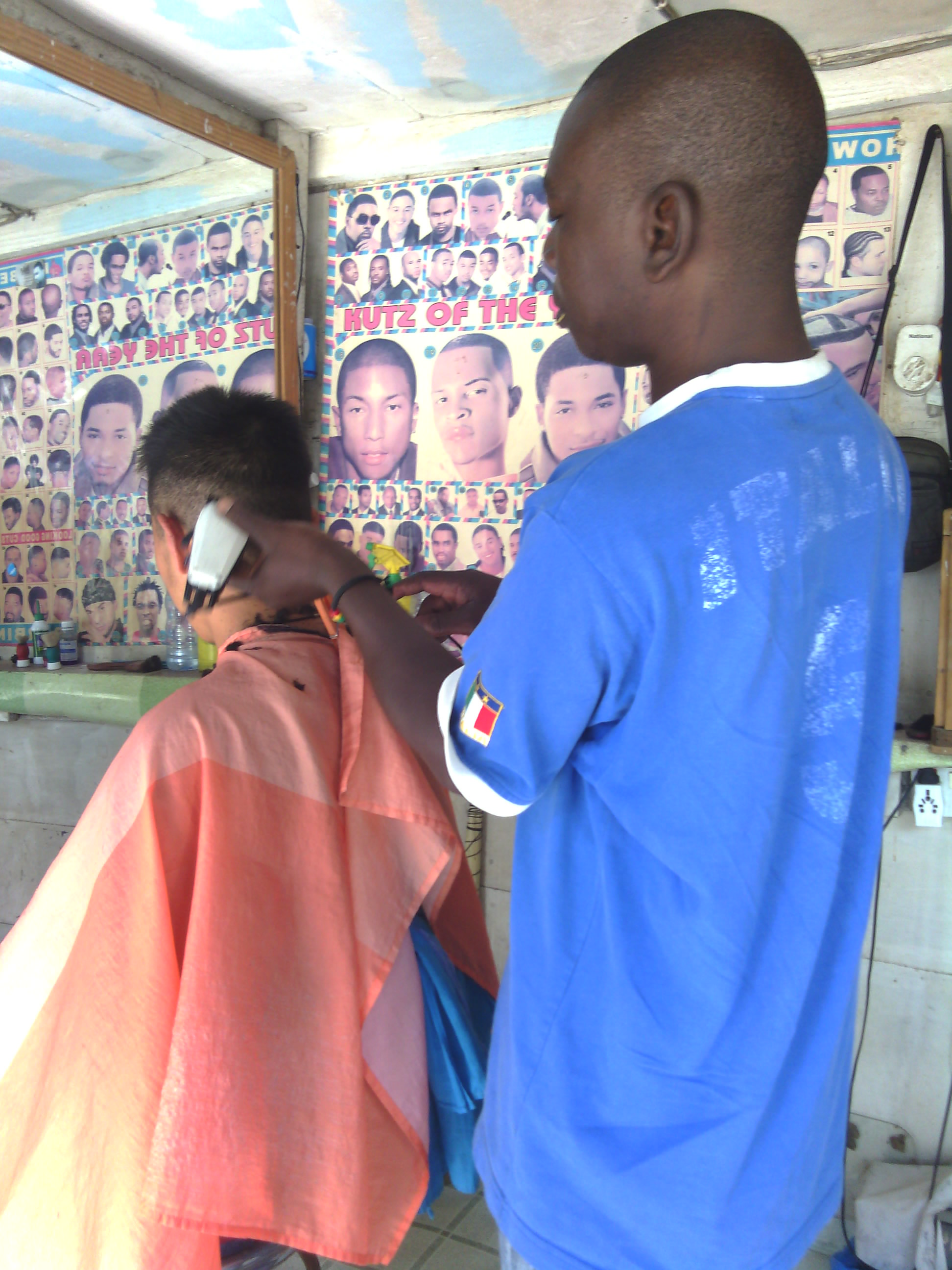 看看非洲的理发店吧 孤儿院的小朋友们帮巴西的志愿者辩头发 剃头啦