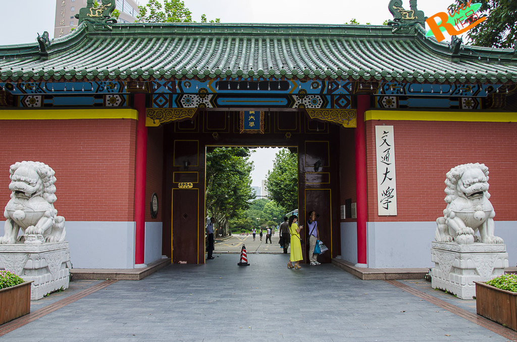 上海交大的门口并不气派,像是一座宫殿的门口.