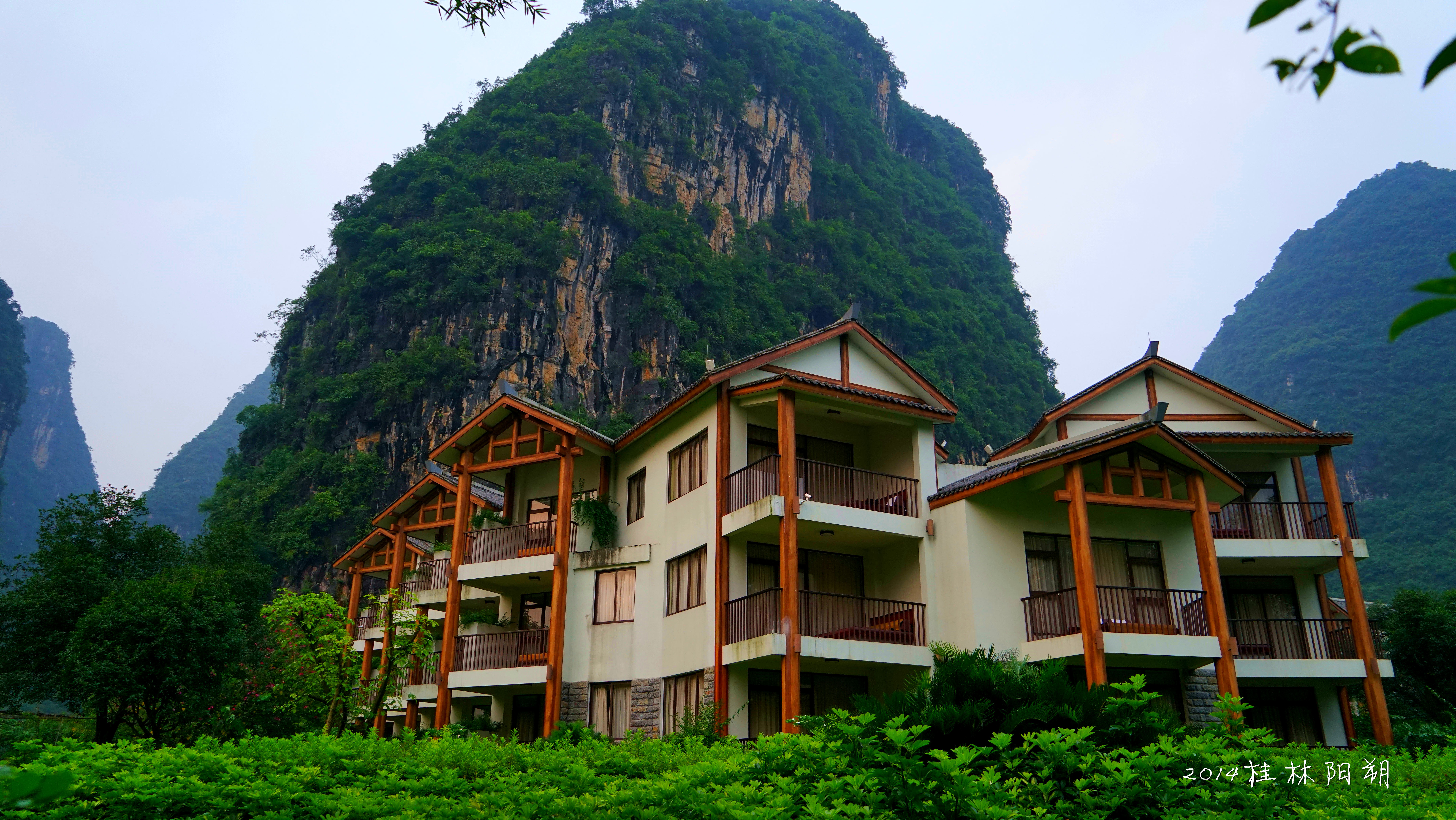                     背靠大山.