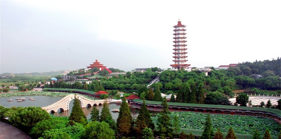 莲花山旅游区位于鄂州市洋澜湖畔,是湖北省著名的省级涉外旅游风景区