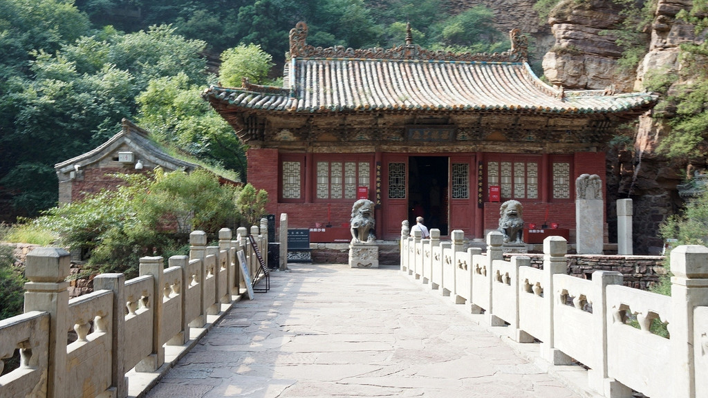 福庆寺气势雄伟,金碧辉煌.整座寺