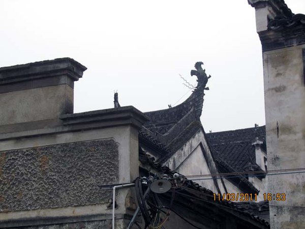 右侧看太湖祠屋顶的斜坡层层跌落,屋顶人字型斜下,两端跌落数阶,檐角