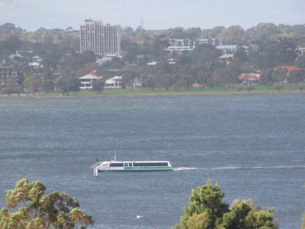 perth人口_...也是澳大利亚第四大城市.珀斯都会区的人口约有160多万人. 由于.(2)