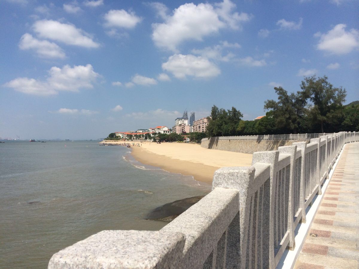 白城沙滩、南普陀寺、厦门大学距离都不远的,可以一天逛好几个地方,不过要注意下厦门大学的开放时间哦。
白城沙滩很旅游观光的人,海岸线很长,可以沿海骑自行车,沙滩附近是有自行车租的。白城沙滩的水质不是很好,毕竟很多人游玩,可以不穿鞋子感受下海水和沙子,不建议游泳哦。
