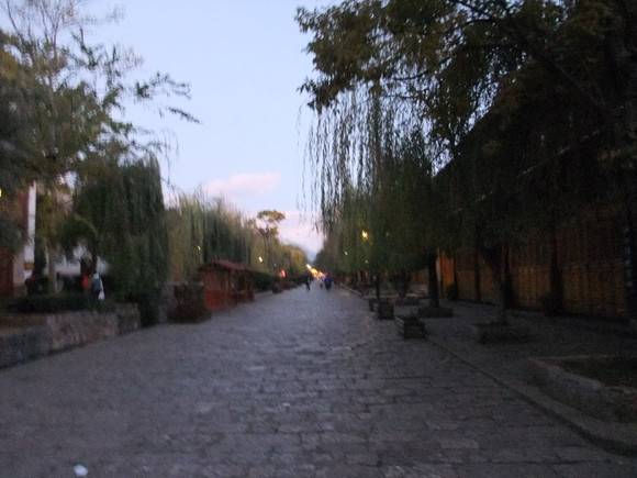 暂而平静的旅程(2010年丽江,我的第一次独自旅照片女生车内图片