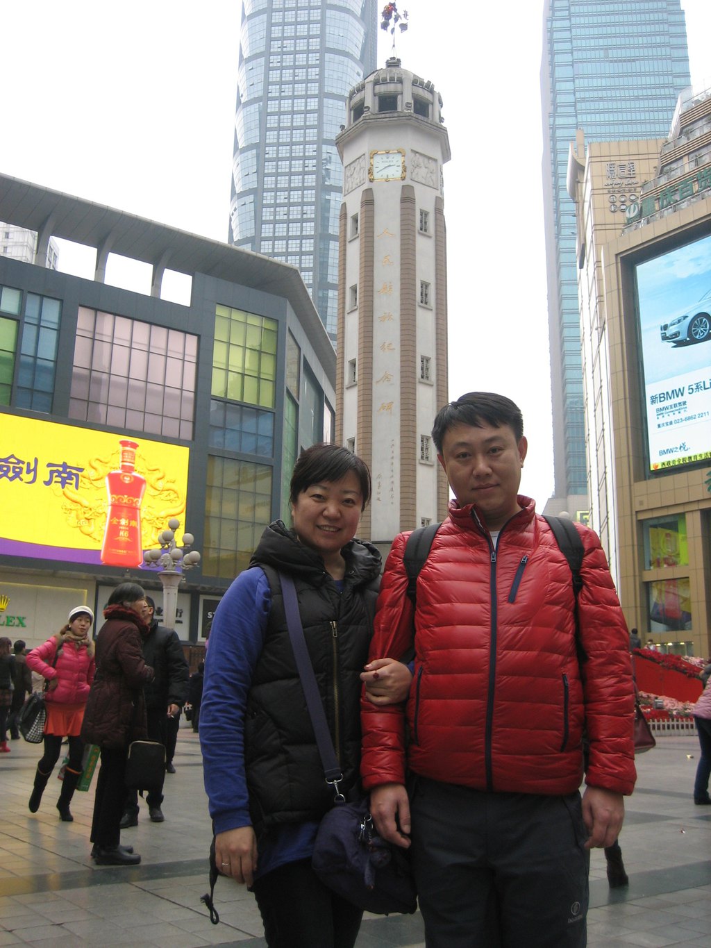 2月14日 这一天是中国传统佳节元宵节,又是西方的情人节。接下来的两天时间,我们四人加重庆等待的两人共六人,将在重庆度过美好的时光。 早起吃早饭后至地铁2号线天府广场站,坐地铁至成都东火车站,乘坐高铁到重庆北火车站下车。在火车站坐地铁3号线到观音桥下车,入住月友宾馆宏福俊悦店。 上一篇游记提到,之所以住在蓉城瑞柏饭店,一是离草堂,武侯祠,锦里,宽窄巷子近。(这需要哥们无数次观察百度地图,寻找合适的酒店位置,合适的价格,非常费脑子,左半边头发多处十多根白头发,咳,谁让哥们热心呢,我多费点力,朋友们住的就舒服