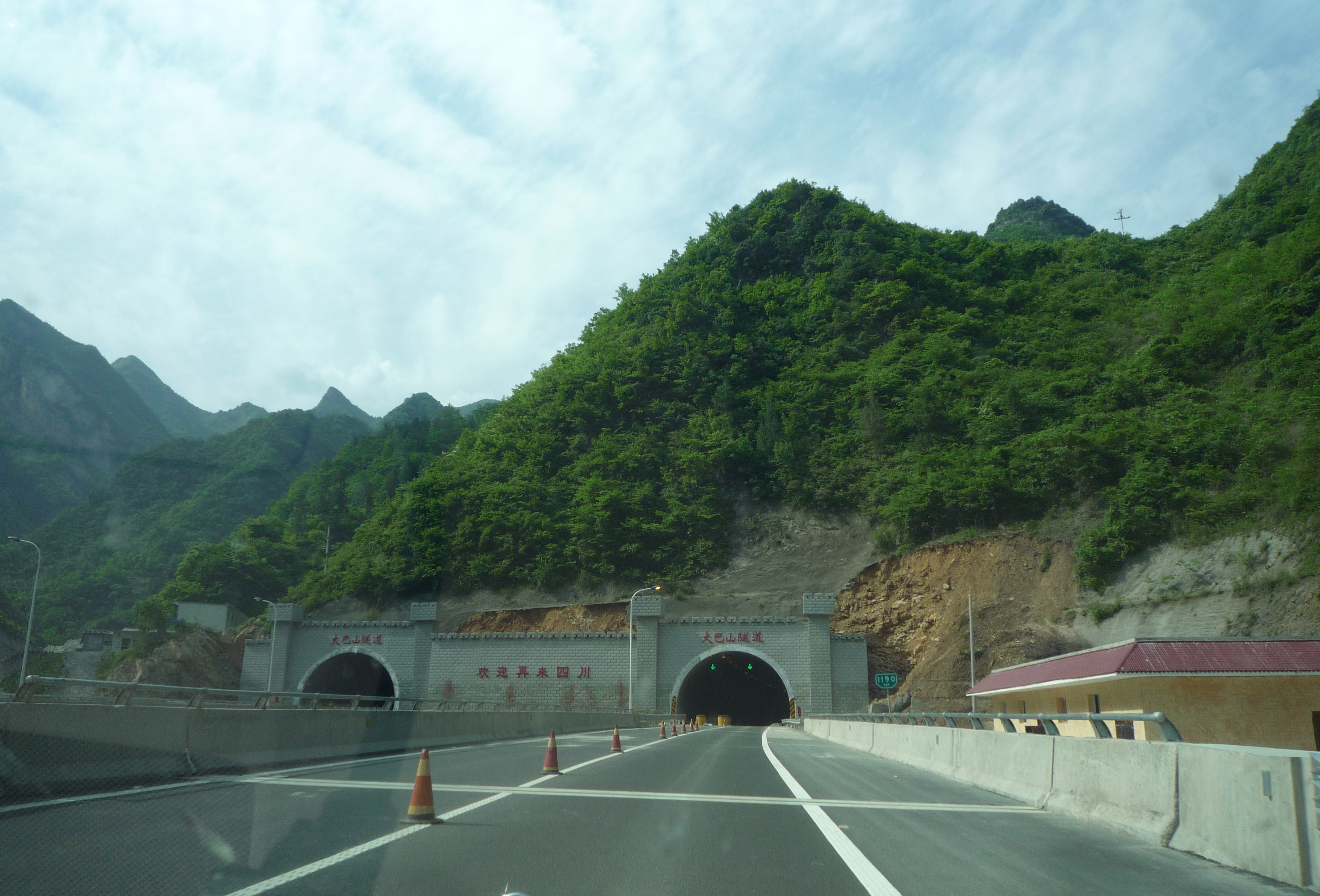                  大巴山隧道四川