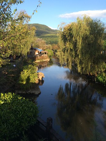 虽然离古镇有几分钟的路程,但是一路风景优美.房