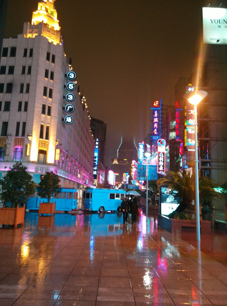 昨天晚上逛了夜景南京路步行街,小火车很有意思.
