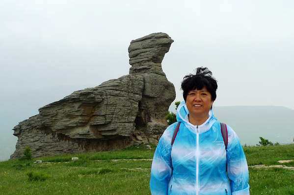 看完第二景区再回游客中心乘电瓶车去第三景区,鲲鹏落草原,姊妹峰,试