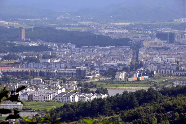 回程时在龙门岭头,密林的缝隙中拍了黄山区(太平)城区.