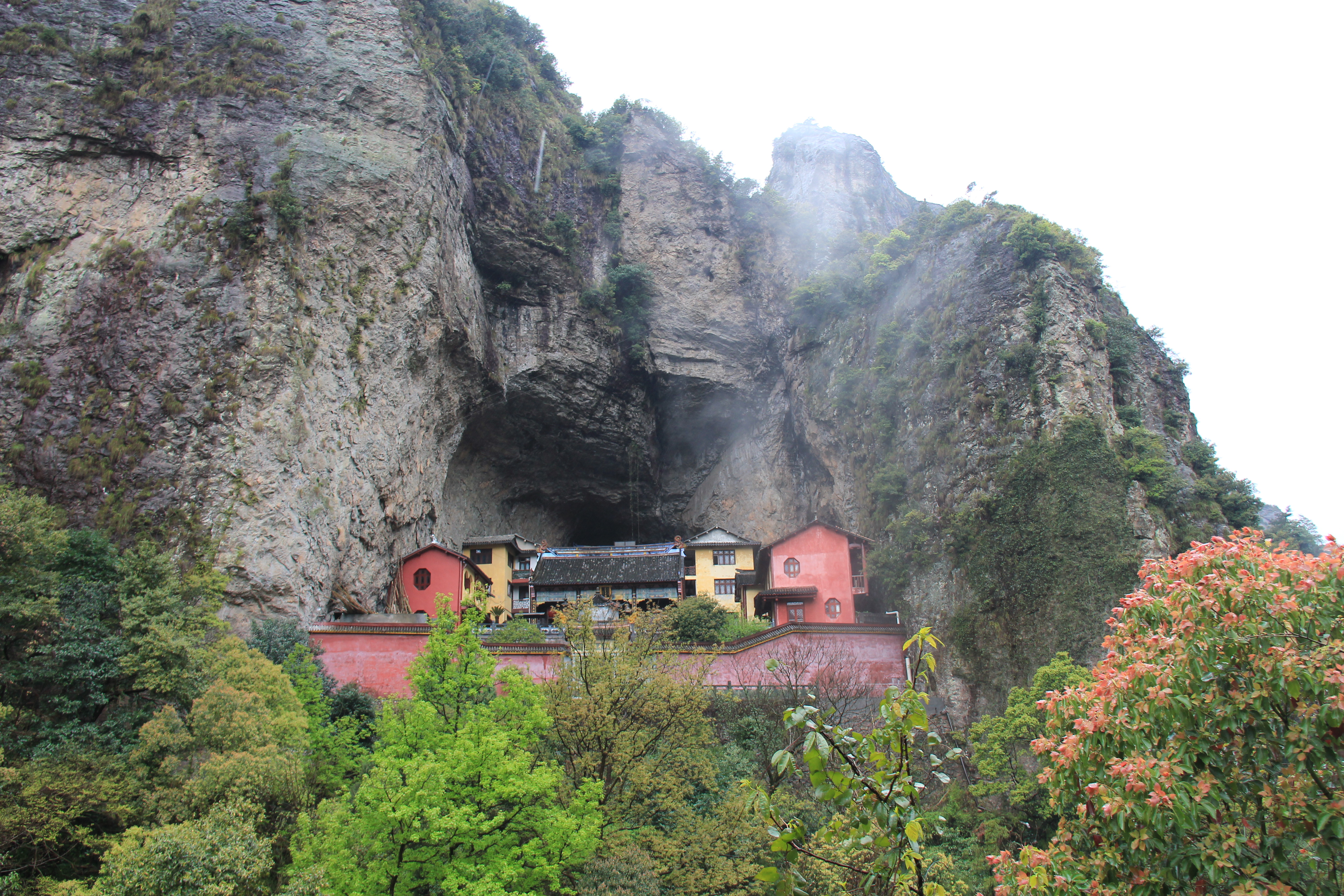 我们沿步道游合掌峰,观音洞,北斗洞,将军洞等.