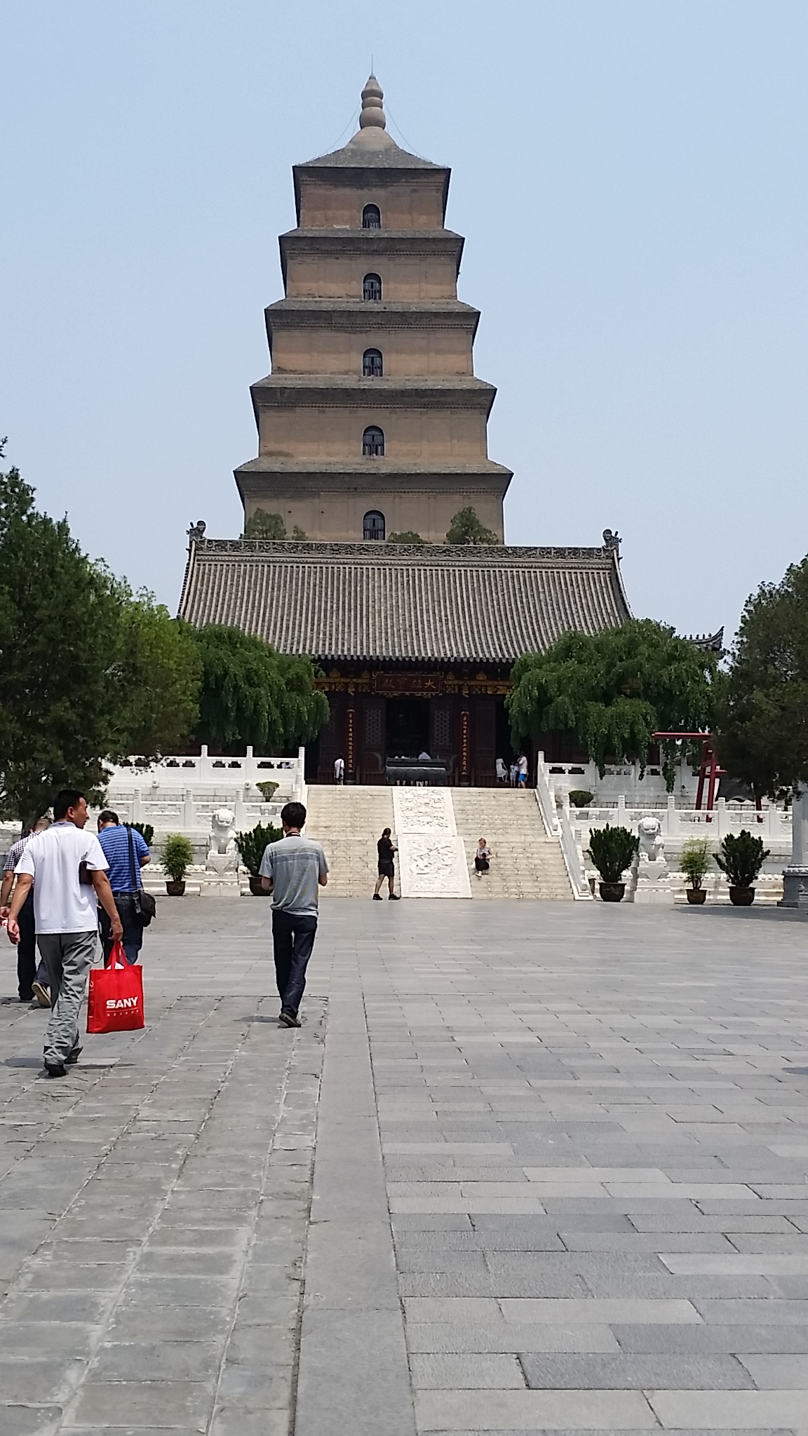 进入大慈恩寺,就能看到气势磅礴的大雄宝殿和大雁塔