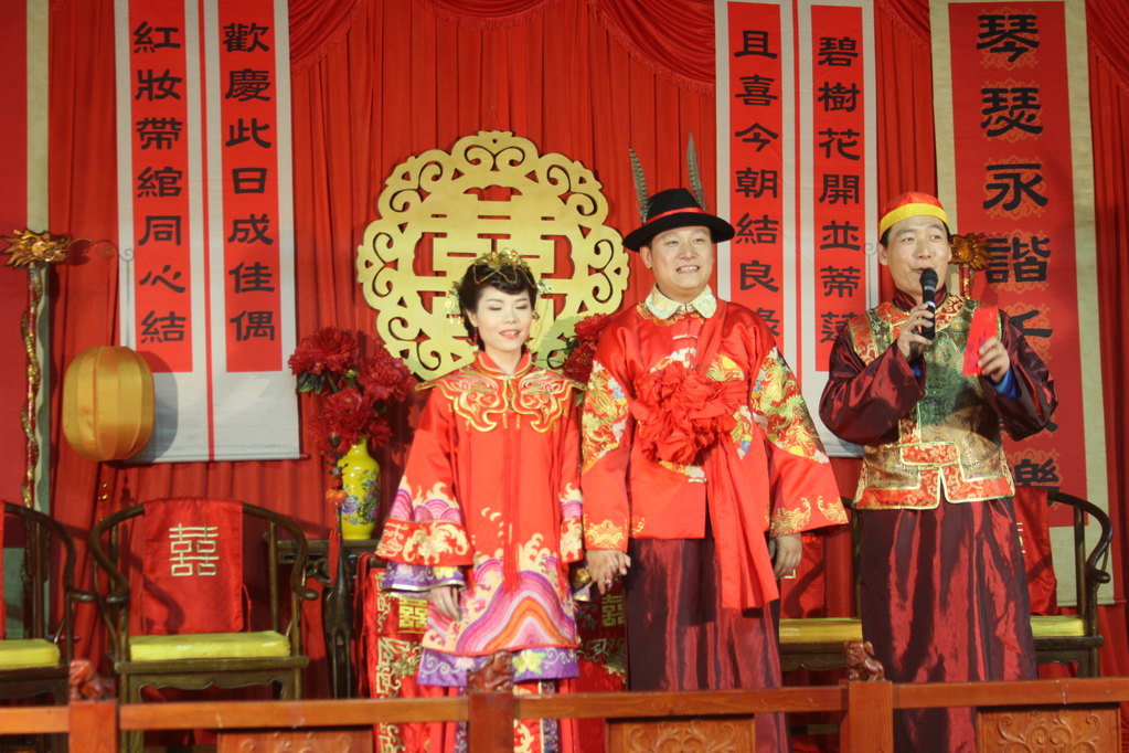 在天润厅舞台上进行拜堂仪式.