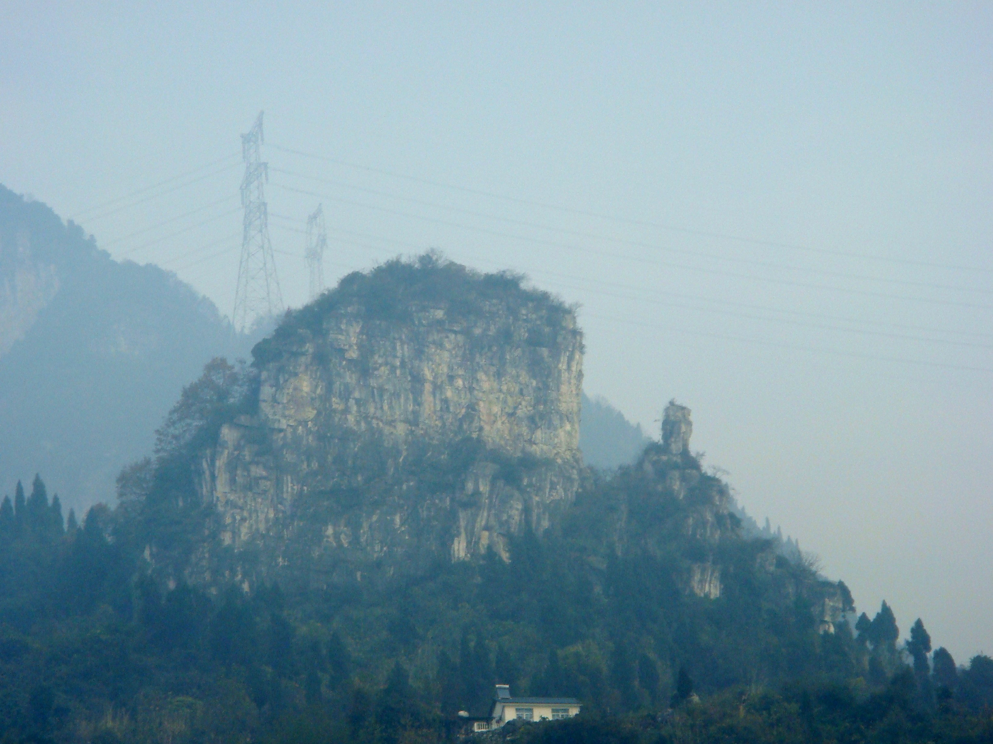 特卖汇  西陵峡位于湖北省宜昌市秭归县境内,因宜昌市的西陵山而得名