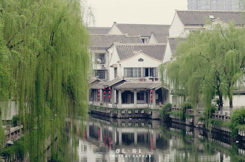 常熟简称虞,得名于十里虞山。建城有3000多年的历史,素有鱼米之乡的美称,经济基础雄厚,是国家历史文化名城。 古城历史悠久,丰富的人文古迹、园林荟萃,得天独厚。素被誉为人文昌盛之邦,文物著于江南。物华天宝,人杰地灵。远有孔子唯一南方弟子、兴东吴文教的先驱言偃,近有清代两朝帝师、史称状元宰相的翁同和。 常熟山青水秀,景色绮丽。十里虞山峰峦起伏,半麓入城,尚湖、昆承湖面山而卧,相映增辉;琴川河穿城而过,雅园幽巷点缀其间,构成了山、水、城、园融为一体的独特的吴中风情。湖光山色与古城