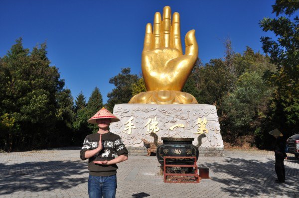 2014,我们从彩云之南出发。 话说旅游大省,云南的旅游资源可谓丰富。看多了大理丽江西双版纳,其实彩云之南还有很多名气不算太大的优秀度假圣地。2013一档爸爸去哪儿节目带火了一个名不见经传的山水田园村庄,位于云南文山州壮族苗族自治州丘北县城西北的普者黑。普者黑彝语为鱼虾多的池塘 。每到夏秋季节,千亩荷花洒在水面,荷叶翠绿,花色多样,亭亭玉立,荡舟穿行其间,清香扑鼻,令人陶醉,如置身于诗画之中。泛舟远眺,高达150-210米的二百余座石峰平地崛起,峰峰相对,全身披绿,百态千姿,令人倾心。被誉为